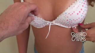 19 tau tawhito wera fucks teen, me te whiwhi i te mangai ki tonu i te cum