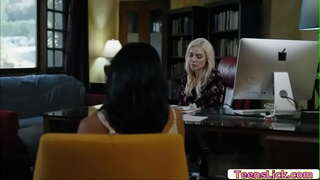 ���વી પ્રેમ માત્ર જુઓ Kenzie ટેલર ભોગવે પરાજય તેના pussy