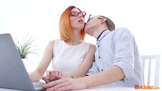 18videoz - Анальный секс открывает новые горизонты для этой жаждущей юной девушки