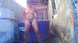 моя гола басейнова мийка