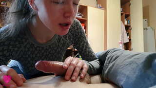 Pasionat neglijent muie de la petite frumusete cu sperma in gura