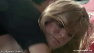 Sexy blonde Centavo Pax visitas insano mecánico Tommy Pistola ela coñeceu ao terapeuta, pero el domina-la e fode con galo enorme en toda a súa tenda