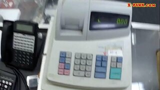 Блондинка продает свои сумки и трахается Блондинка продает свои сумки и трахается