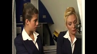 Похотливые шлюхи-стюардессы сосут құралы жігіт барда
