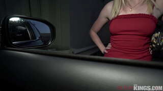 Rue Walker est Ramassé Par 2 Mecs en rut et Prend la Grosse Bite